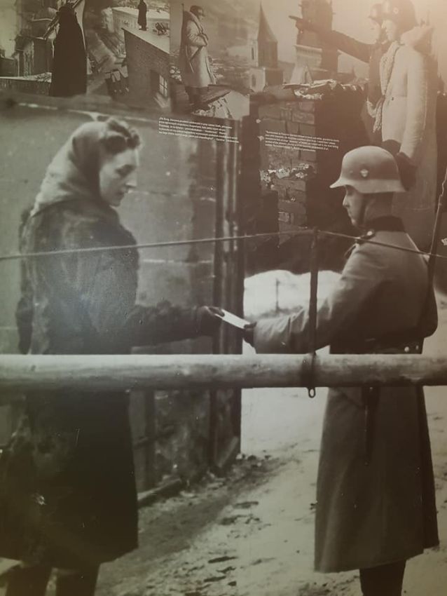 אשה יהודיה נבדקת בדרכה למפעל של שינדלר בקרקוב