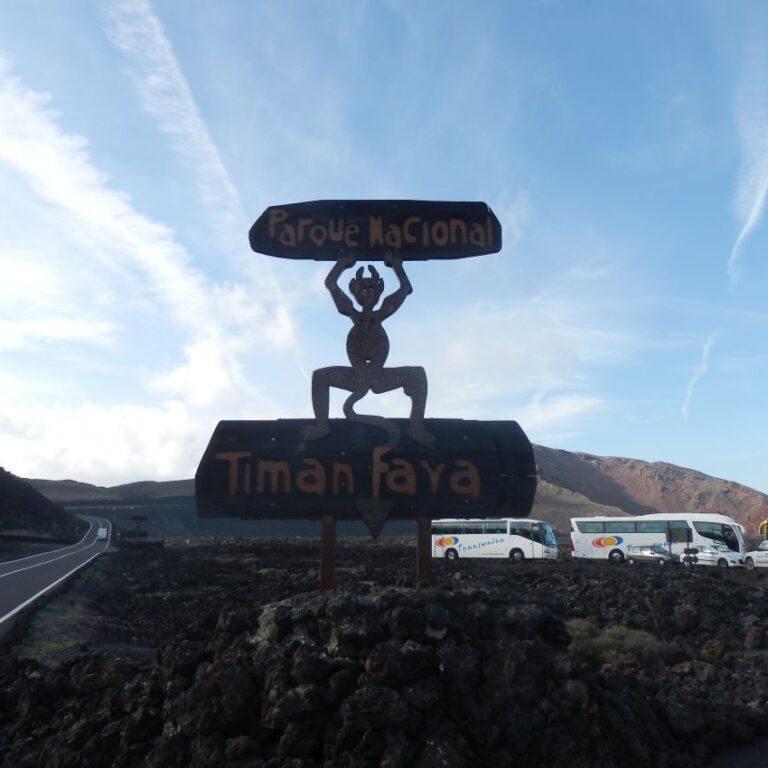 באי לנזרוט בהפלגה סביב האיים האזורים