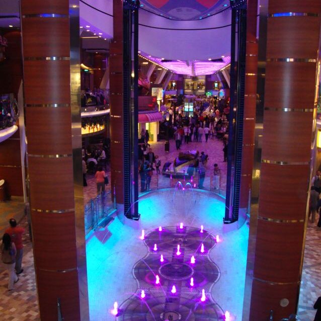 בית הקפה השוקע 3 קומות בספינה הגדולה בעולם