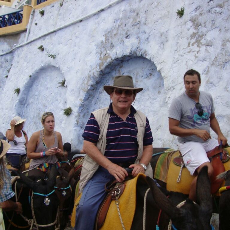במעלה ההר לסנטוריני בהפלגה בין איי יוון