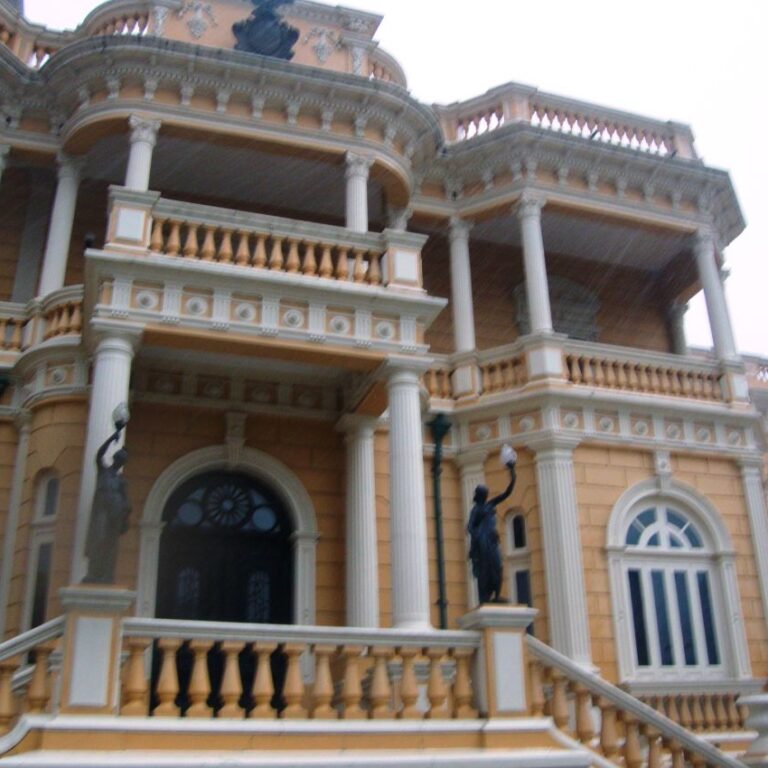 בנין האופרה בעיר מנאוס בברזיל שהובא מפורק לעיר והורכב מחדש