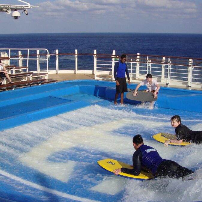 בריכת גלים בספינה הענקית "אואזיס אוף דה סי"