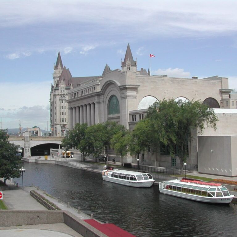 בתי מימשל קנדים באוטווה