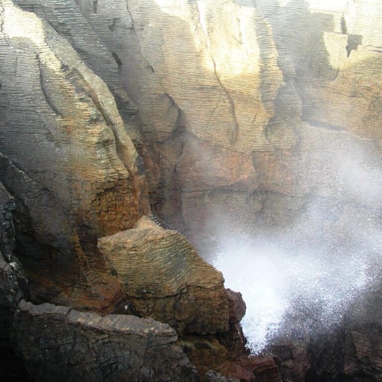 גלי הים מתפרצים דרך הסלעים באי הדרומי