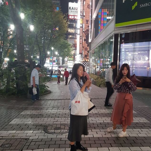 גם בטוקיו מדברים בפלאפון תוך חציית כבישים