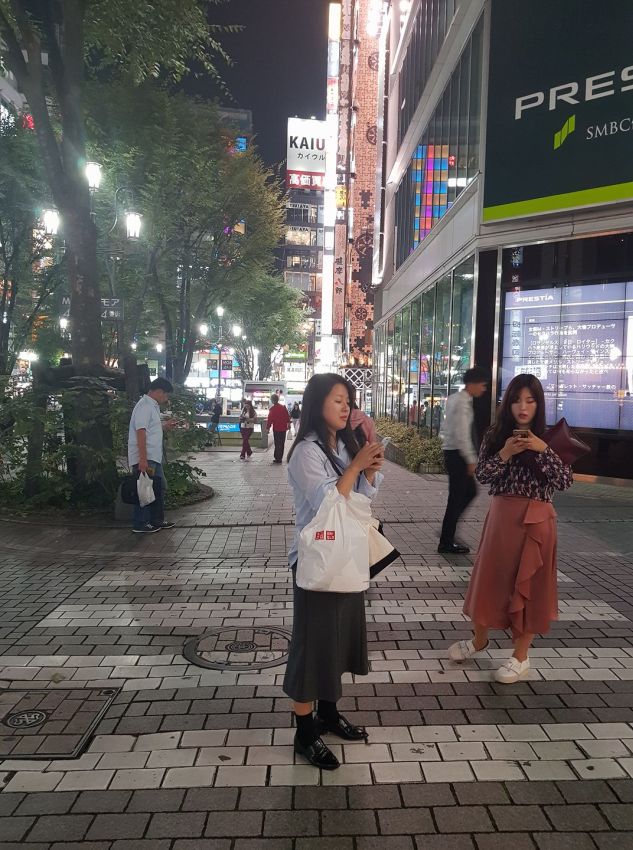 גם בטוקיו מדברים בפלאפון תוך חציית כבישים