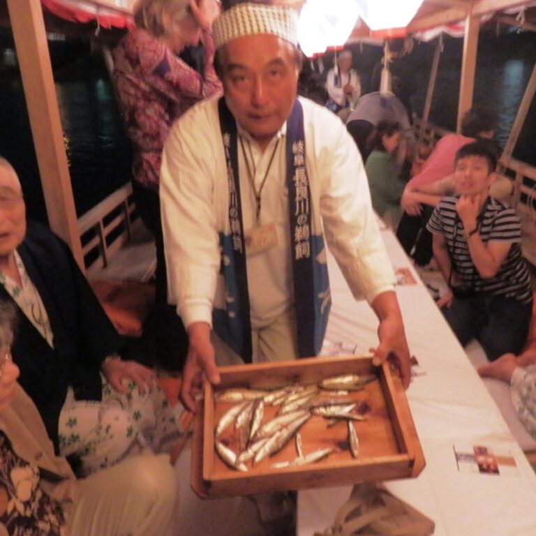 דיג לילי בעזרת ציפורי קומורנים