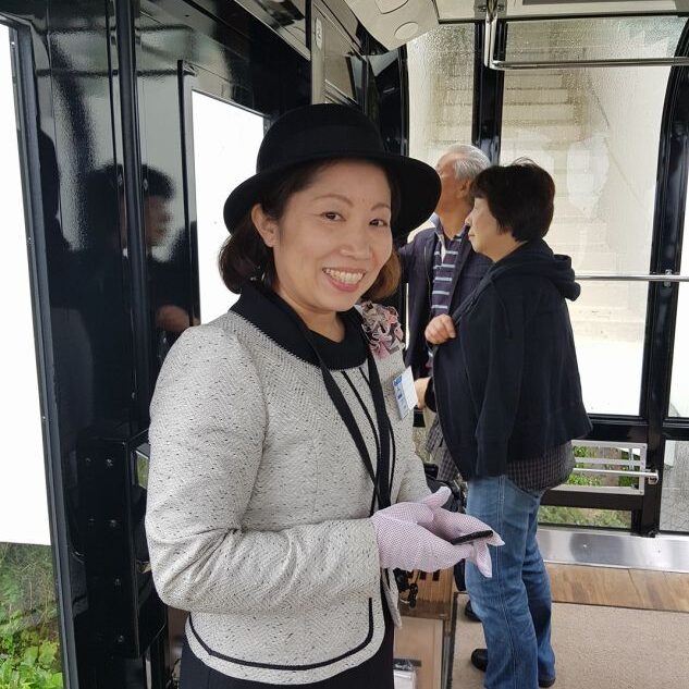 דיילת הרכבל בנגאסקי על ההשתחוויות הטקסיות לכל נוסע