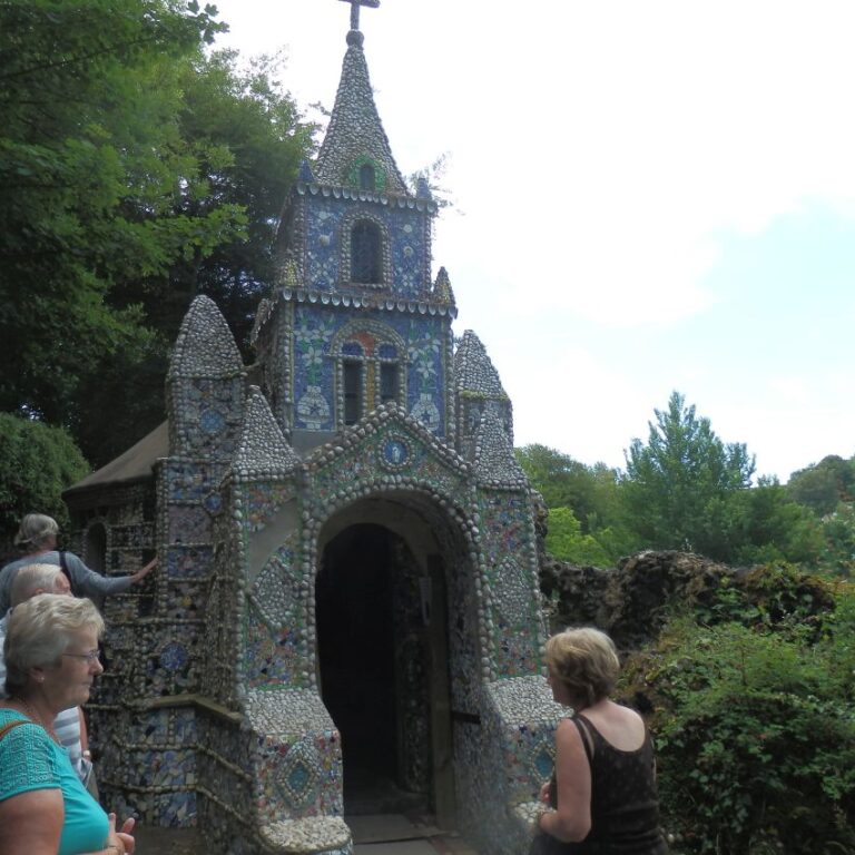 האי הבריטי גרנסי שנכבש על ידי הגרמנים, בעת הפלגה בין איי אנגליה וסביבתה , כנסיית הצדפים שלו