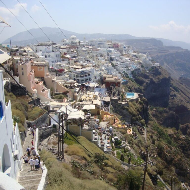 האי היווני הקסום ביותר סנטוריני