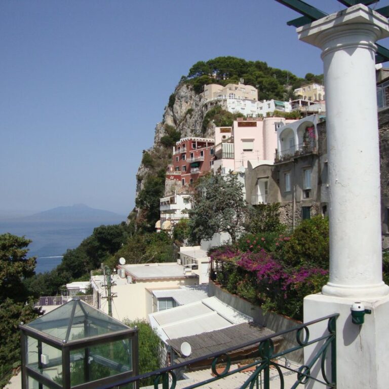 האי קפרי האיטלקי שבו התגורר הקיסר טיבריוס שהיה נוהג לזרוק את מאהביו מהצוק