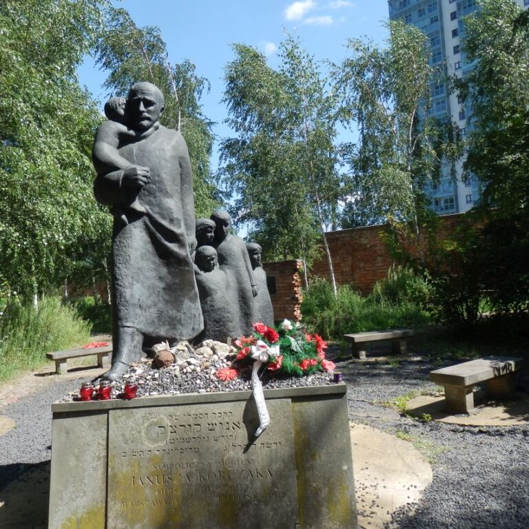 האנדרטה ליאנוש קורצ'אק בוורשה