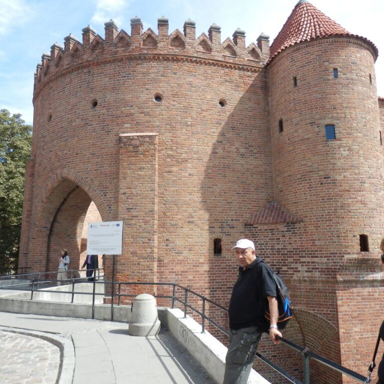 הברביקן-שער מרשים שריד לחומות שהקיפו את העיר