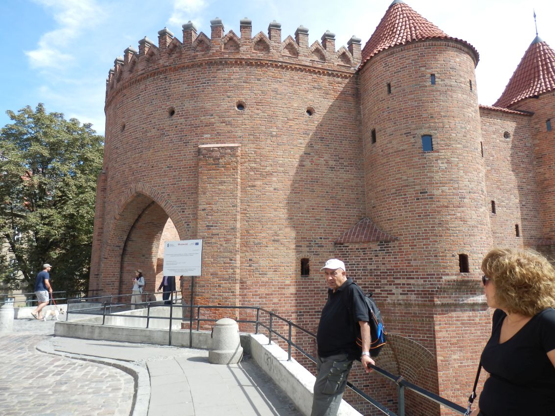 הברביקן-שער מרשים שריד לחומות שהקיפו את העיר