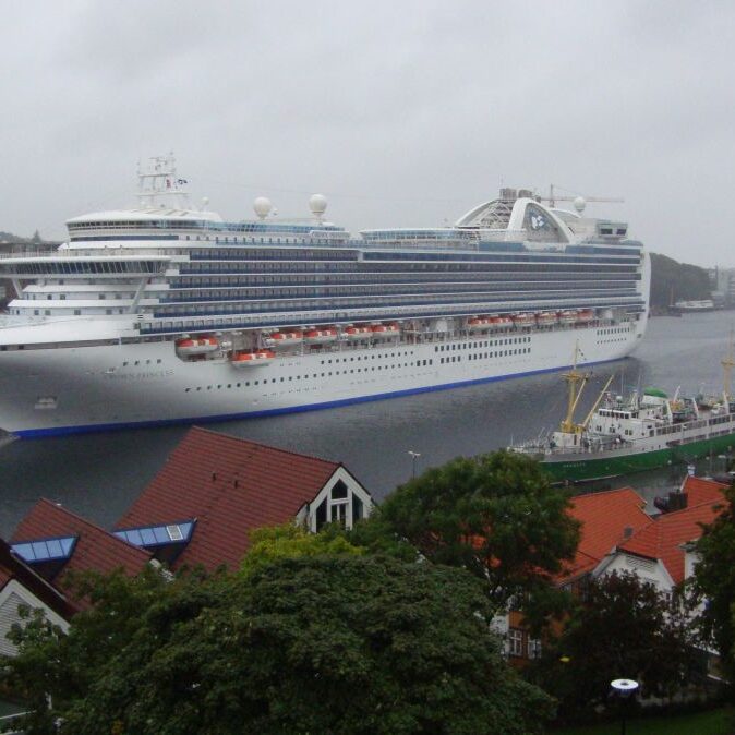 הספינה בנמל סטאבאגר (סטוונגר) בנורבגיה