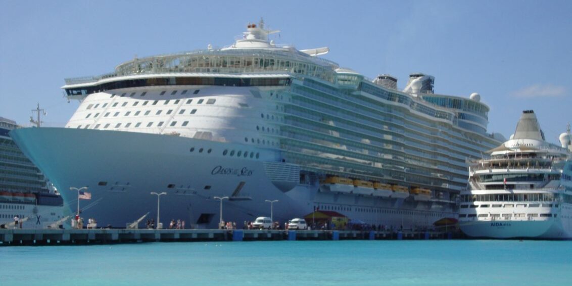 הספינה הגדולה בעולם נראית כמו אמא אווזה ליד אחיותיה-