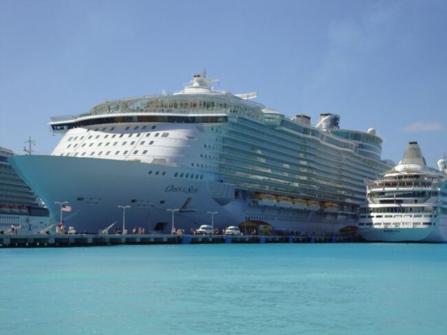 הספינה הגדולה בעולם נראית כמו אמא אווזה ליד אחיותיה-