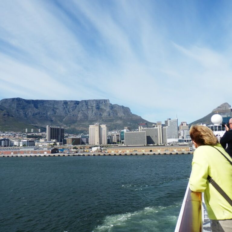 הספינה על רקע הר השולחן בקייפטאון