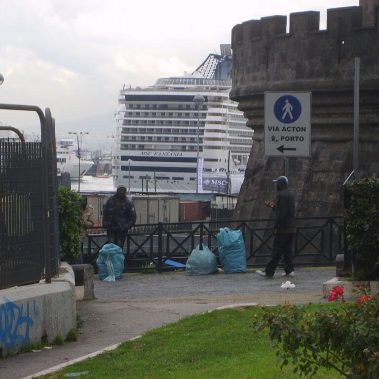 הספינה "פנטזיה" נחבאת בנמל נאפולי