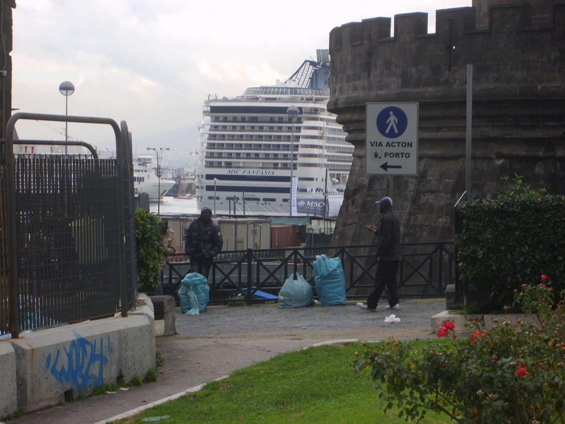 הספינה "פנטזיה" נחבאת בנמל נאפולי