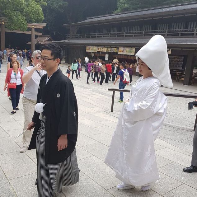 זוג יפני בדרך לטקס נישואין במקדש שינטו בטוקיו