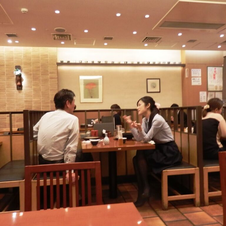 זוג יפני במסעדה מקומית