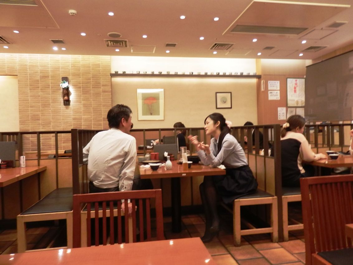 זוג יפני במסעדה מקומית