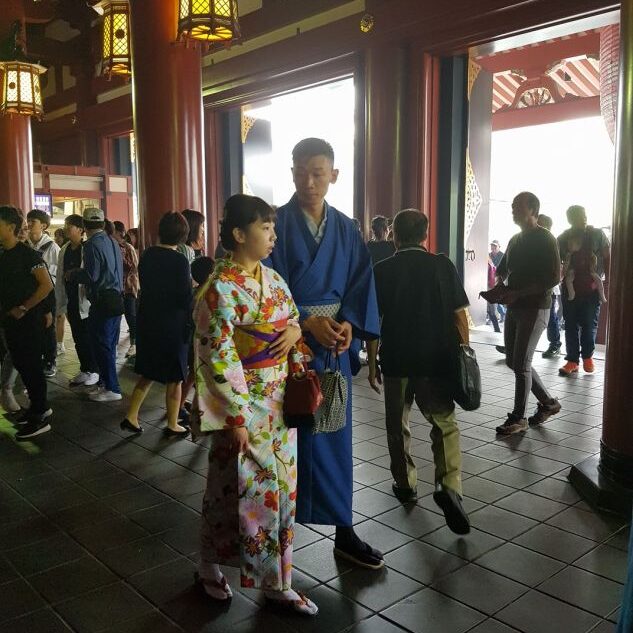 זוג יפני יוצא לבלות במקדש בודהיסטי בלבוש מסורתי