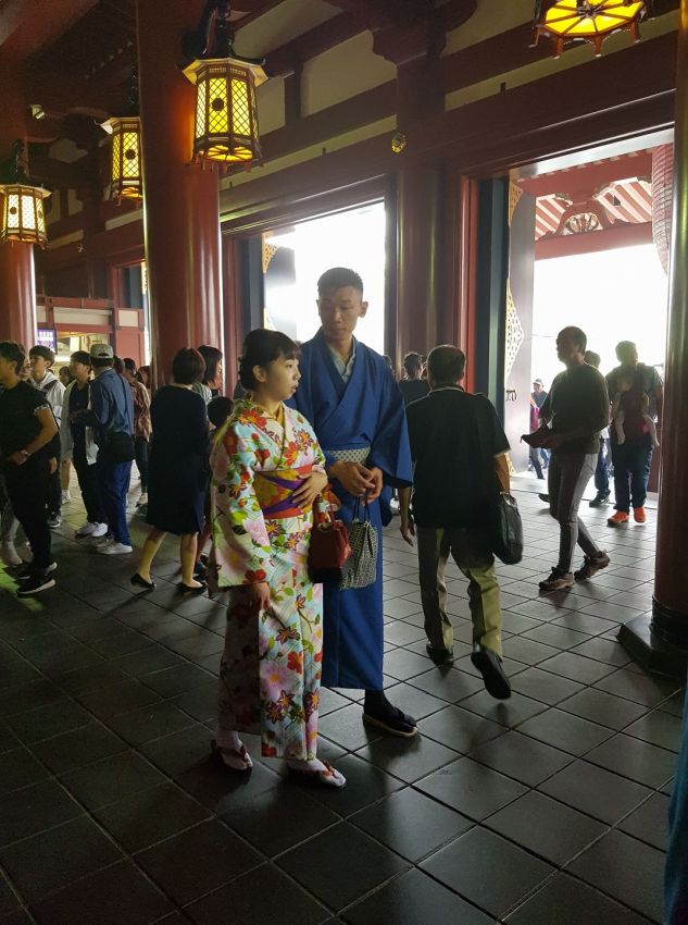 זוג יפני יוצא לבלות במקדש בודהיסטי בלבוש מסורתי