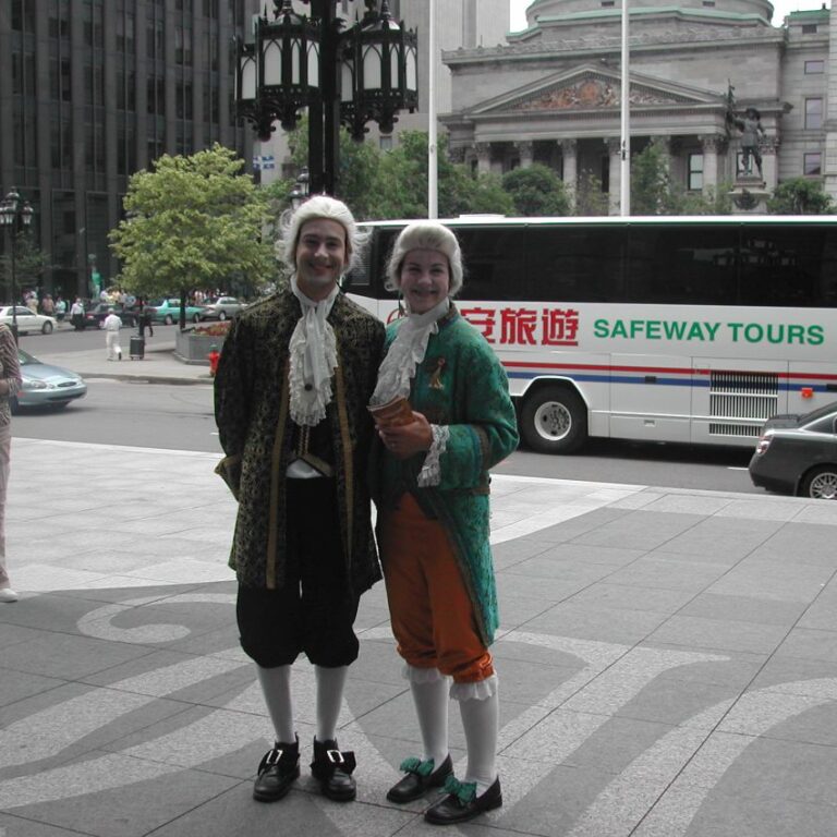 זוג קנדי בלבוש המאה ה-17 מקדם הצגה היסטורית בתיאטרון