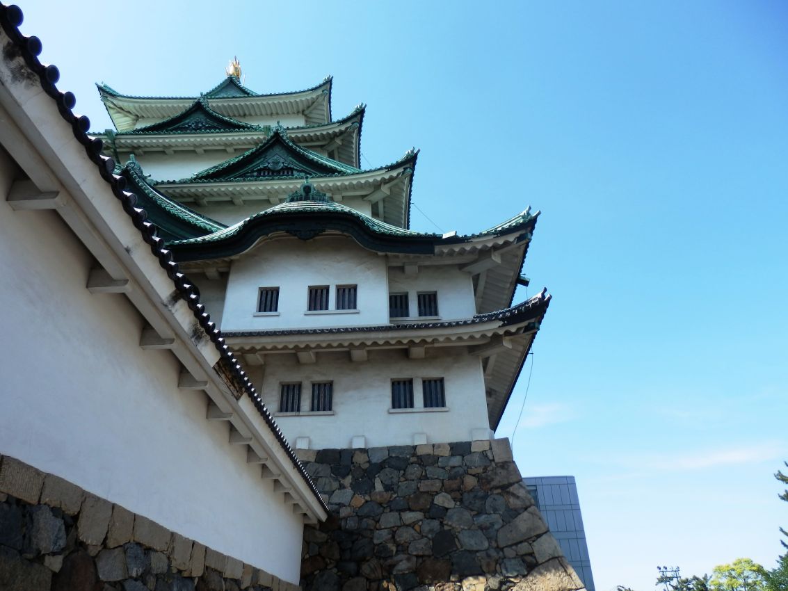 זוית אחרת של המצודה הסמארואית בעיר אמורי-טיול ביפן