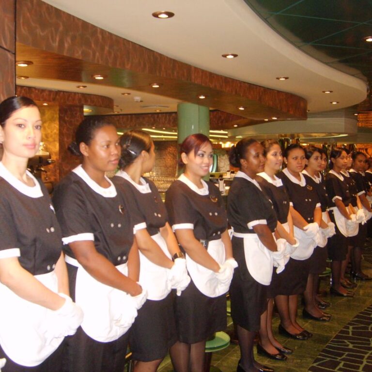 חדרניות במסדר בספינת קרוזים