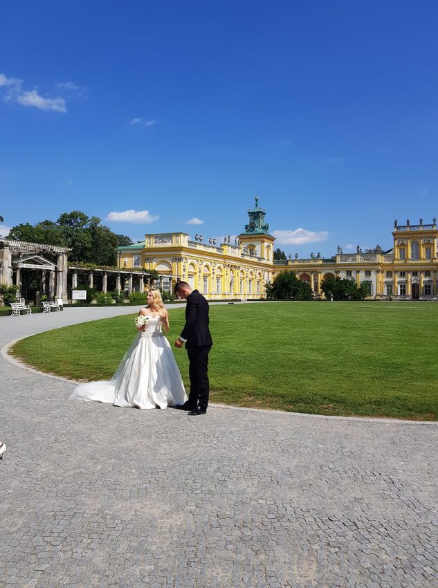 חתן וכלה פולנים על רקע ארמון בורשה