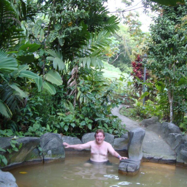 טובלים במעיינות גופרית למרגלות הר הגעש ארנל