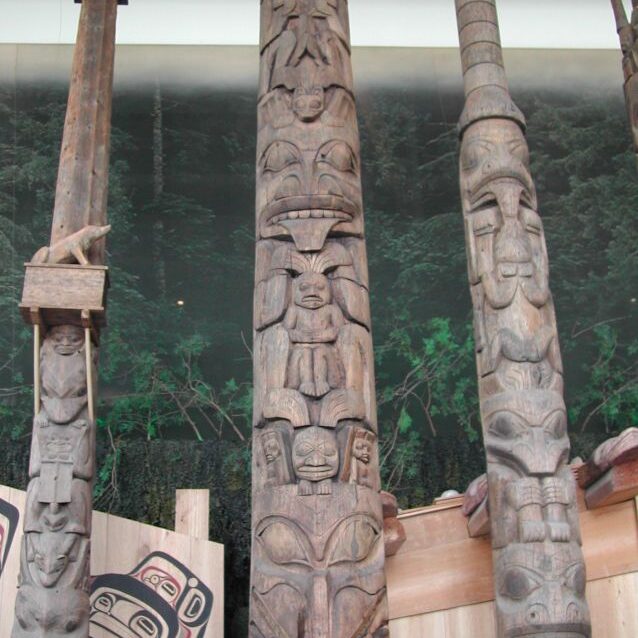 טוטמים אינדיאנים במוזיאון באוטווה