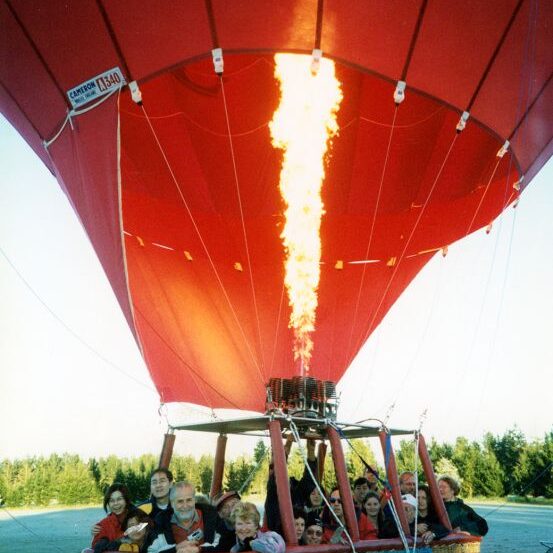 טיסה בכדור פורח מעל לקווינסלנד עיר יפהפיה באי הדרומי של ניו זילנד
