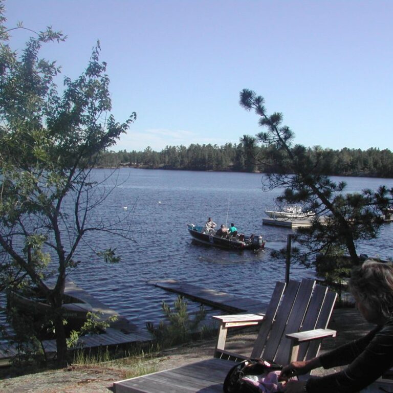 יוצאים לדייג מדי יום עם סירת מנוע מצוידת וחוזרים עם אפס דגים