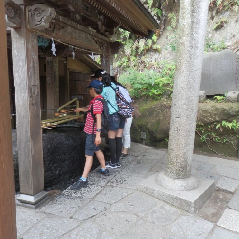 ילדים בכניסה למקדש