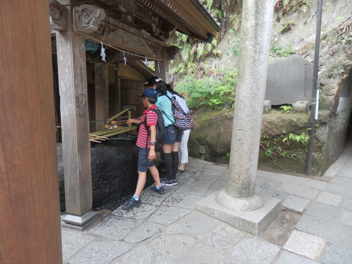 ילדים בכניסה למקדש