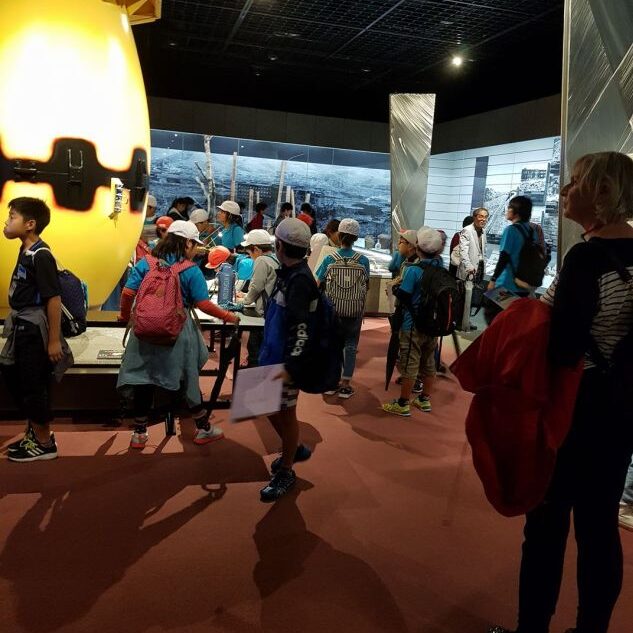 ילדים יפנים מובאים למוזיאון השלום שיתבוננו בזוועות המלחמה, הלוואי חינוך כזה על שכנינו