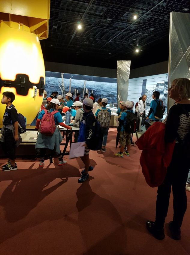 ילדים יפנים מובאים למוזיאון השלום שיתבוננו בזוועות המלחמה, הלוואי חינוך כזה על שכנינו