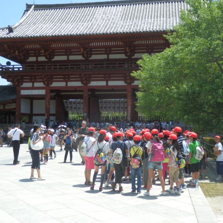 ילדים עולים לרגל ביפן