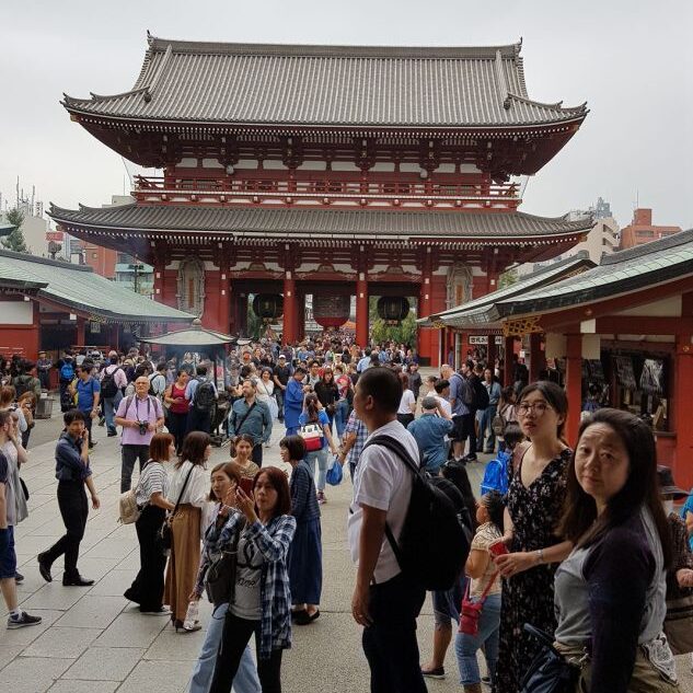 יפנים רבים חוגגים חגים בודהיסטים על רקע מקדש שינטו, אין מאבק בין דתי כמו אצלנו המתקדמים כביכול