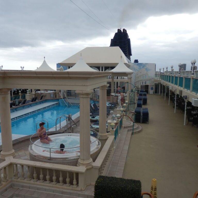 יש נוסעים שבוחרים להישאר על הספינה גם בזמן עגינתה באיזה אי