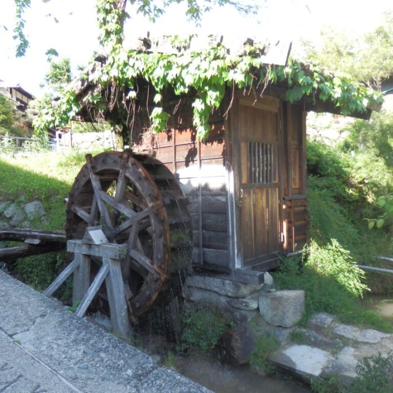 כפר יפני מסורתי עם גלגל מים לשאיבה