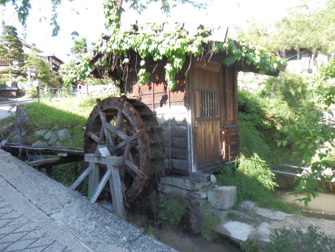 כפר יפני מסורתי עם גלגל מים לשאיבה