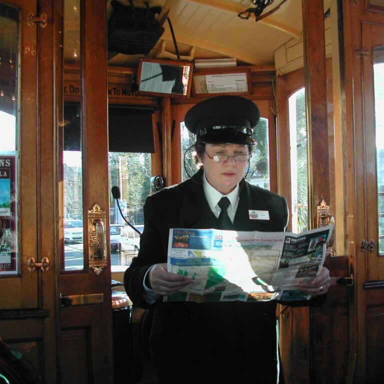 כרטיסנית בחשמלית בכריסטצ'רץ, כאילו אנגליה קפאה לפני מאה שנים