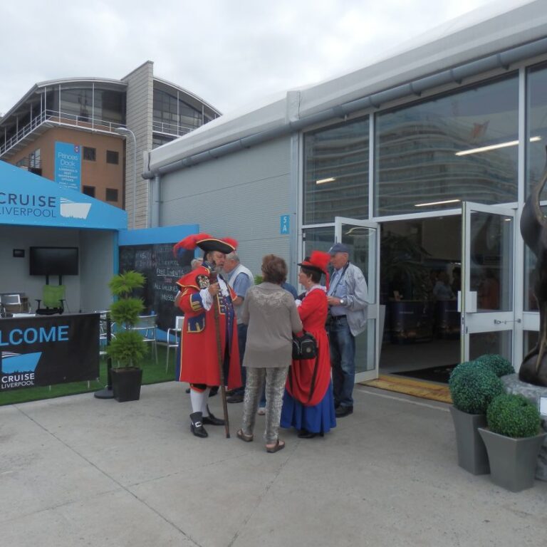 ליברפול מקבלת בברכה את נוסעי הקרוז-