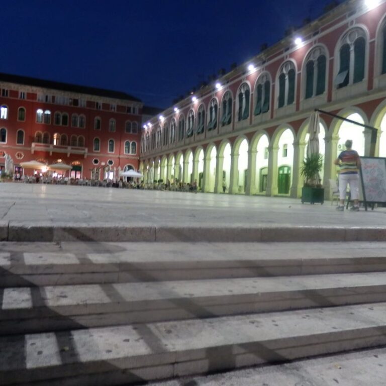 לילה בפיאצה בעיר ספליט ,קרואטיה בים האדריאטי