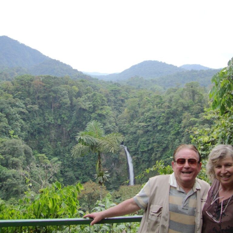 מאושרים בנוף היפה של קוסטה ריקה
